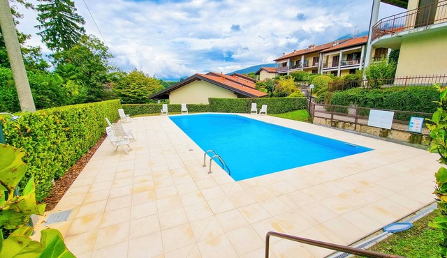 3-room corner house with garden, terrace and balcony in a well-kept residence with pool