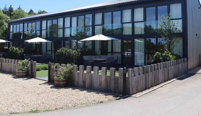 3 SEAGRY BARN @ NABLES FARM, family friendly in Upper Seagry