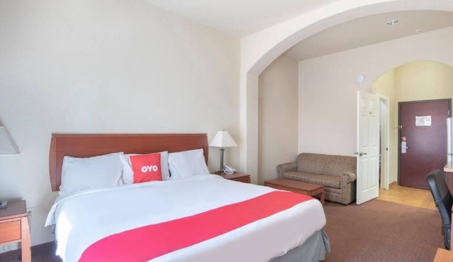 3 Spacious Rooms | Experience Relaxation w/King Bed Near Jackson Park