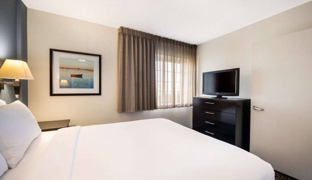 3 Spacious Units, Close to Clear Lake Sports and Recreation Complex!