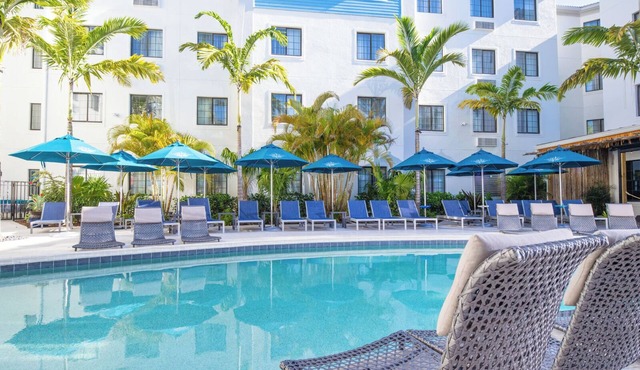 3 Units | Outdoor Pool + Free Parking | Free Breakfast