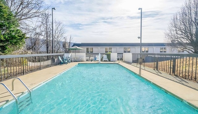 3 Units with Free Parking, Near Ruby Falls, Pets Allowed! Seasonal Pool!