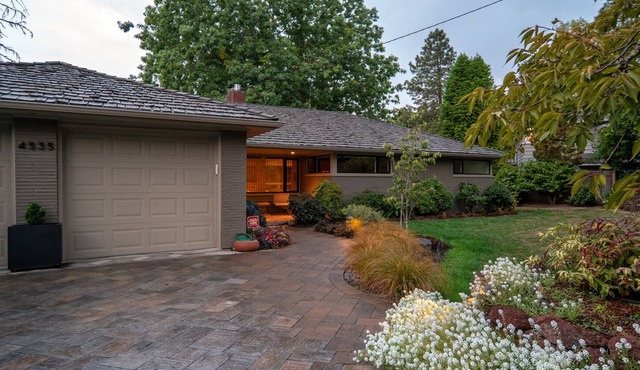 3 Week Autumn Minimum: 2+ bedroom, 2.5 bath, 2,536 sq ft home close to downtown