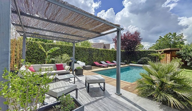 30 KM from Paris, quiet house with heated swimming pool