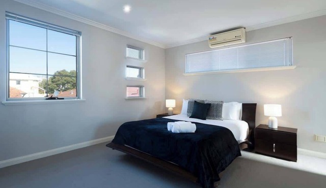 30 Modern & Quiet Retreat -Walk to Dining & Shops