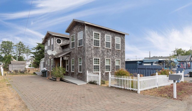 30 NIGHT MINIMUM, near beach, Pets, yard w/play set (AllInn)