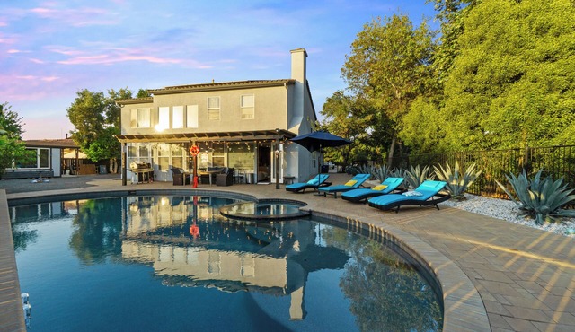 3000 Sqft 5BR/4BTH Villa with Pool and Hot Tub