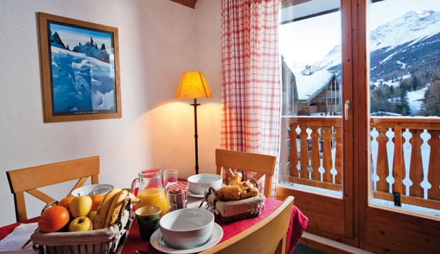 300m from resort center, swimming pool, balcony, tv, 50m², Val Cenis
