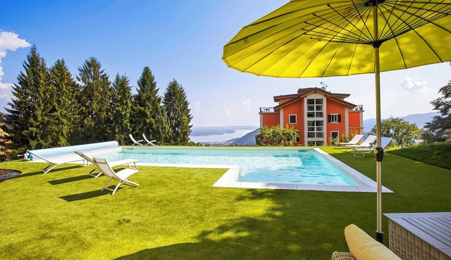 3½-room corner apartment in a prestigious villa from 1850 with solar-heated pool