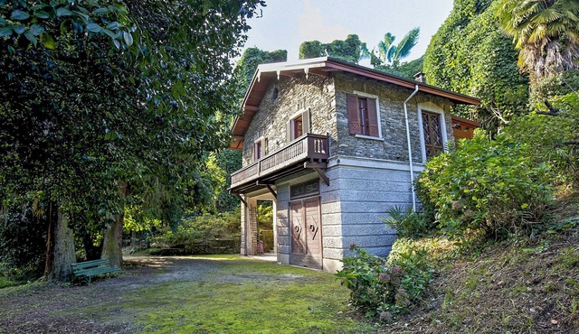 3½-room house with approx. 10. 000 m² large private property in a quiet and sunny location