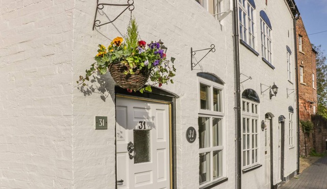 31 RIVERSIDE, pet friendly, character holiday cottage in Bridgnorth