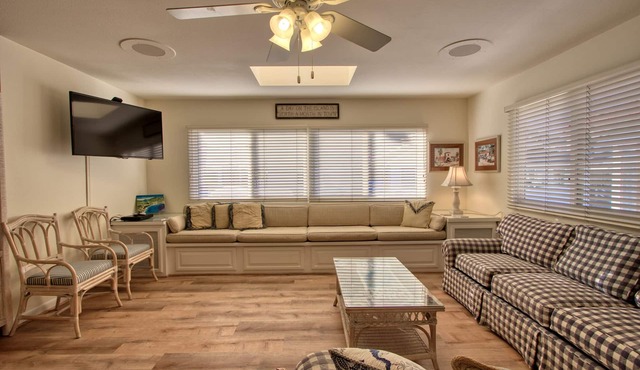 316CL - Spacious 4 bdr Avalon House , Quick walk to Beach, WIFI