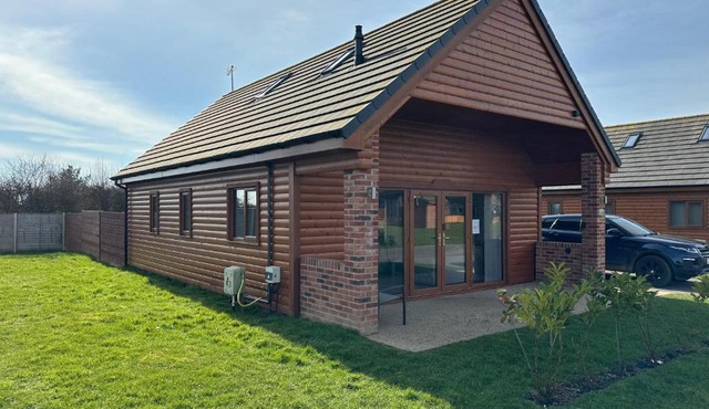 32 Cherry-Lodge-Tranquil-Hot Tub-Fishing Lake-7m to beach