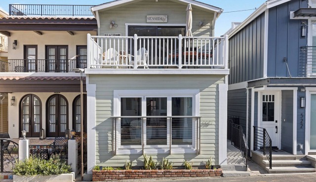 320E: Townhome 2BR | Balcony Views | Walk to Beach