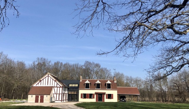 320m2 property with heated swimming pool 115km south of Paris