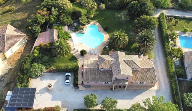3300 m2 property, dominant view, 130 m2 lagoon pool and 4/6pers Jacuzzi