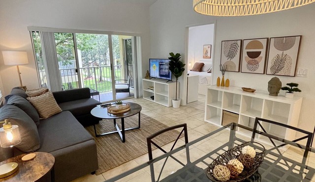 350C – Spacious Top-Floor Corner Apt w/Washer & Dryer