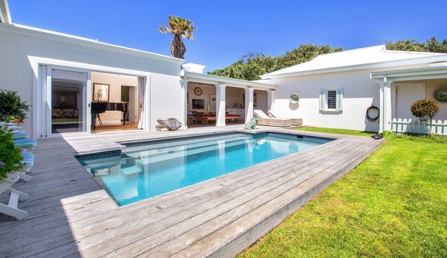 36 Beachy Head - Solar Power, Beachfront 4 Bd 4 Bt