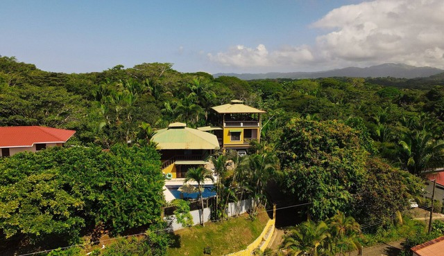 360 DEGREE VIEWS OF MOUNTAINS AND THE OCEAN! MINUTES TO THE BEACH!