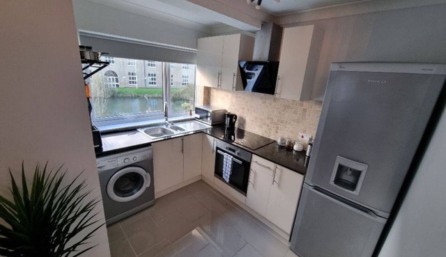 360 Serviced Accommodations - Canal Side Retreat - 2 Bedroom Apartment