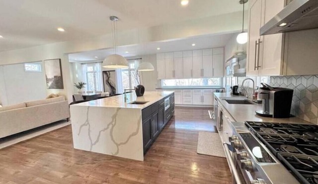 3600 sq ft Home with 1 King, 3 Queens, 2 full beds in a safe, quiet neighborhood