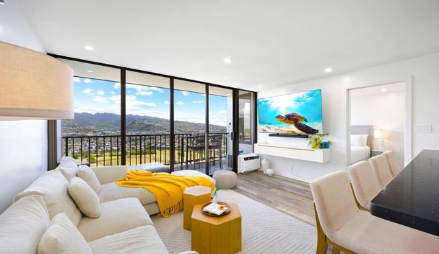 37th-floor retreat with lanai, pool, & scenic views