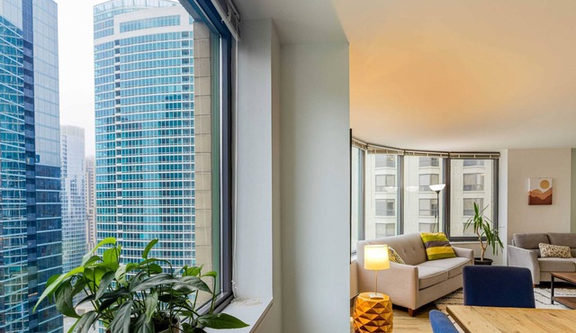 3B/3BA Distinguished Penthouse w/ Panoranic Views, Pool & Gym