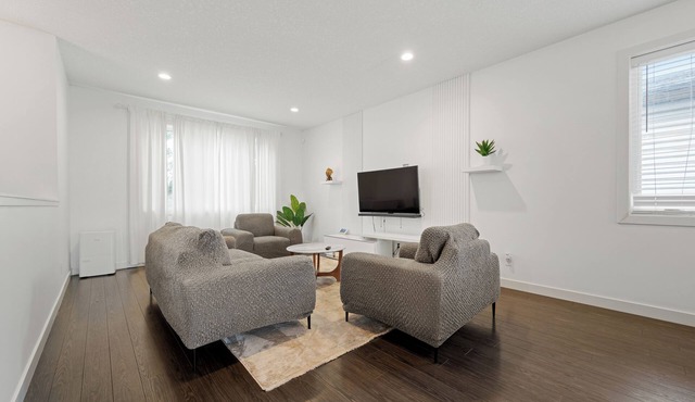 ★3B Executive Home★Fenced Yard ★ Private Deck BBQ