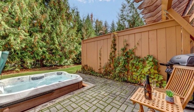 3BD/3BA Townhome Hot Tub, Garage