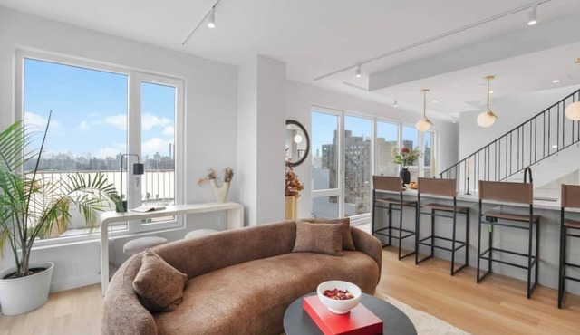 3bd/3bath Penthouse with balcony