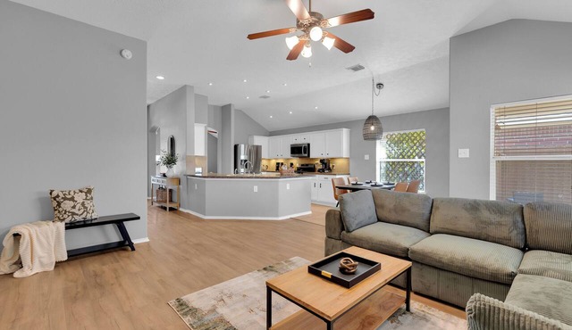 3BD, King Bed, Cozy, Interior Designed, Fast Wi-Fi Home in Spring