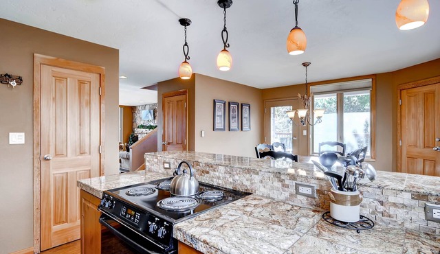 3Bdr condo-master fireplace, upgraded kitchen