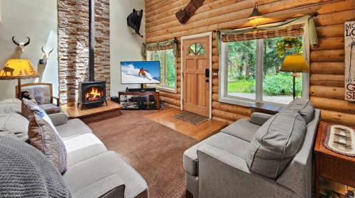 3BDR Creekside Cabin Near Trails and Main Street