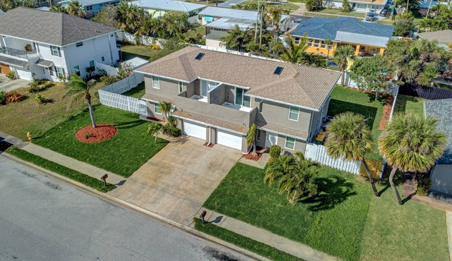 3BR/1.5BA Indialantic Duplex: Pet-Friendly Fenced Yard, Walk to Beach, Wet Bar & Private Balcony
