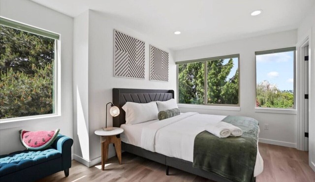 3BR 2.5BA Rooftop View Green Lake Hideaway