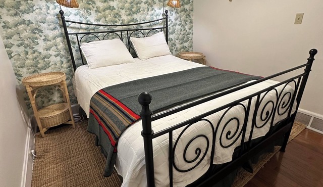 3BR 2b New Buff cottage dogs ok, steps to dwntn restaurants&shops, walk to beach