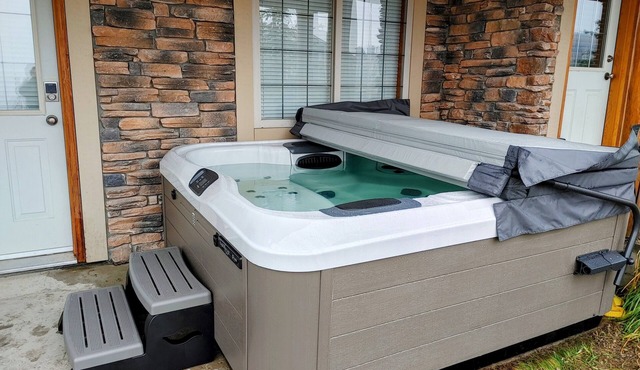 ★ 3BR/2B TH, ski-in/walk-out, by ski run, new private hot tub, fireworks view!★