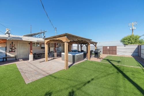 3BR 2BA Jacuzzi Putting Green Close to Airport