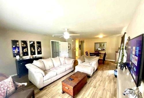 3BR 2BA Spacious Lake Home 4 Miles to LEGOLAND - 1722