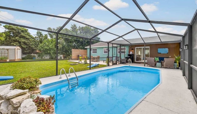 3BR Apollo Beach Oasis Heated Pool, BBQ, CornHole