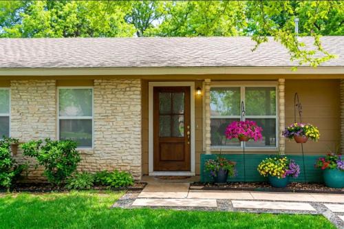 3BR Austin SoCo Greenery Home with Big Fenced Yard Long Stays Welcome