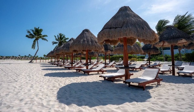 3BR Beachfront Luxury Condo w/Great Features