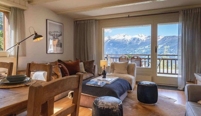 3BR Central: Pool, Sauna, Gym & Views