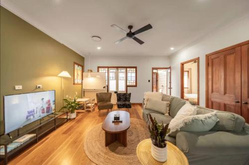 3BR Charming Queenslander Cottage mins drive to Brisbane CBD and Gabba Stadium!