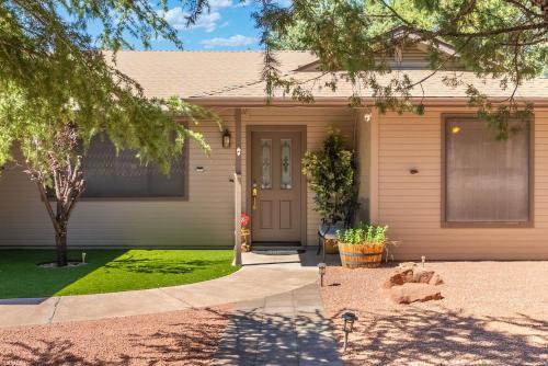 3BR Cozy Retreat Firepit Hot Tub BBQ & Patio
