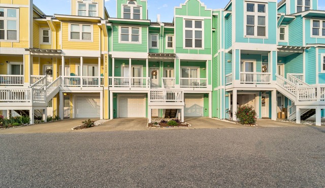 3BR dog-friendly home near beach with decks & pool