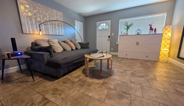 3BR Duplex w/155" Theater, Pool Table & Parking
