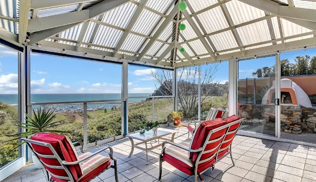 3BR Hilltop Getaway – Games, Ocean Views, Wi-Fi, Parking, Sleeps 14, Pizza Oven & More | Ideal for 28+ Night Extended Stays