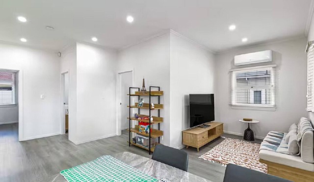3BR Home w Ample Parking 10 Min to Auckland CBD