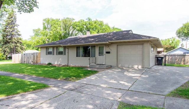 3BR I 3 min to NDSU, Fenced Yard, Ping Pong, King
